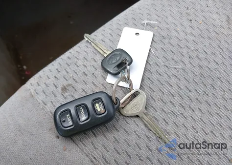 2004 Toyota Camry Le z USA, uszkodzony, nr VIN 4T1BE32K94U834319